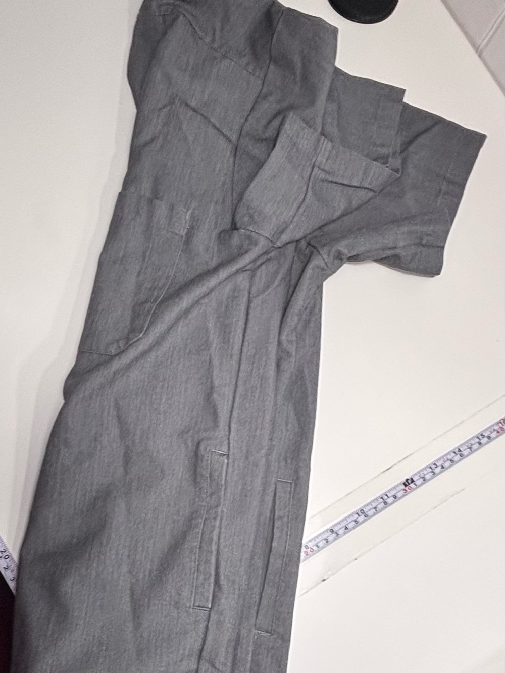 FIGS Chisec ⚡️ Three-Pocket MEN Scrub Top in Graphite size Small V-neck - Picture 9 of 10